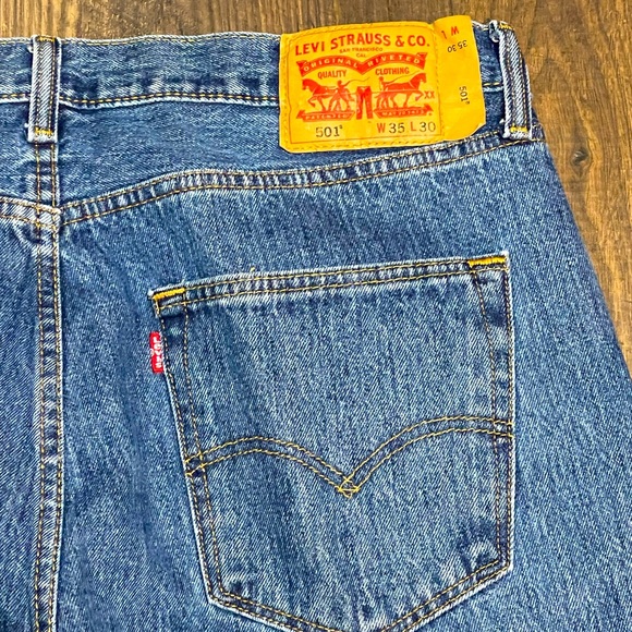 Men’s Levi’s Button Fly 501 Jeans Traditional Blue Denim Attached Tag W35 L30 - Picture 8 of 10